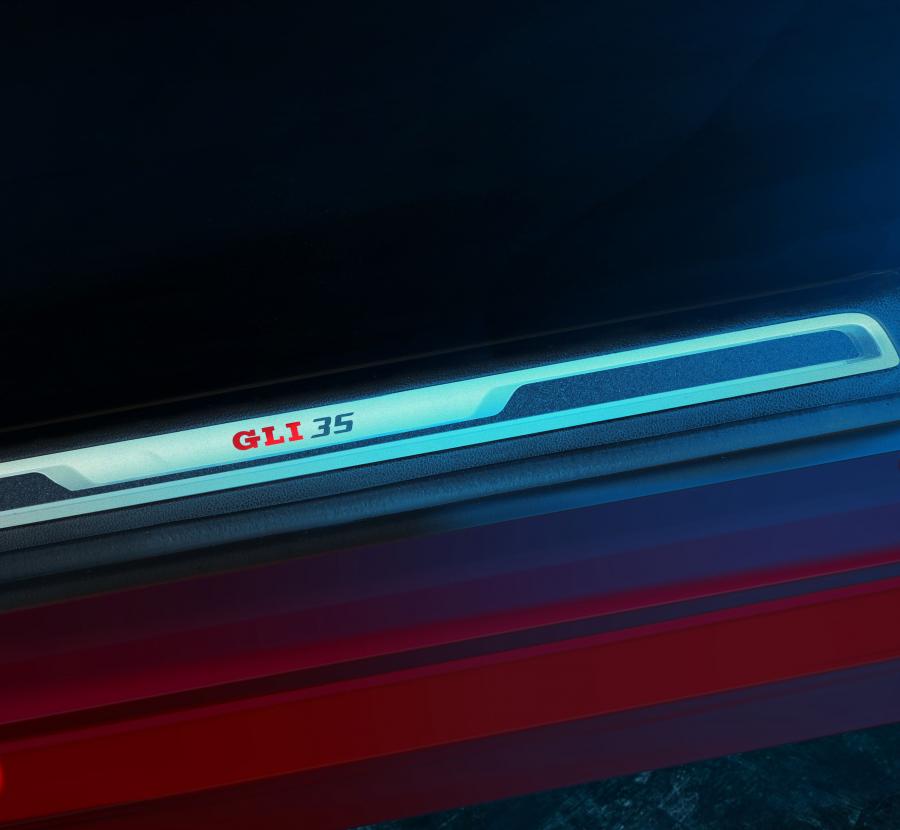Детали интерьера Volkswagen Jetta GLI Edicion Aniversario 2019 года  (MX) (фото 8 из 18)
